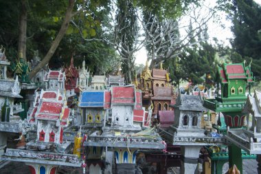 Tayland yolda bir geçişte ruhu evleri