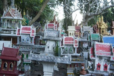 Tayland yolda bir geçişte ruhu evleri