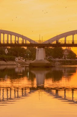 Tayland Wang nehirde Ratsadapisek Köprüsü