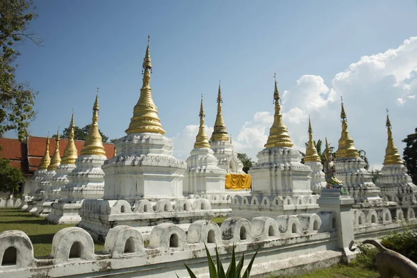 Wat chedi sao lang nära av staden av Lampang i Thailand — Stockfoto