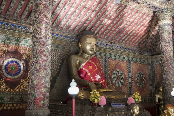 O wat templo de Phrakaewdontao na Tailândia — Fotografia de Stock