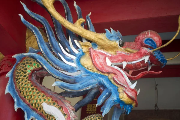 Un drago cinese in un tempio cinese in Thailandia — Foto Stock