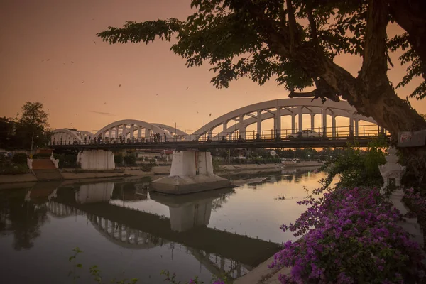 Die ratsadapisek brücke am wang fluss in thailand — Stockfoto