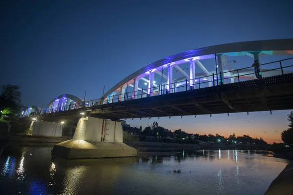 Le pont Ratsadapisek à la rivière Wang en Thaïlande — Photo