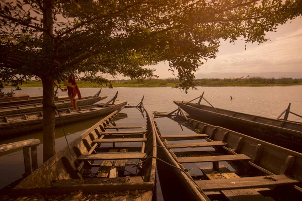En trebåt på Temple Island i Thailand – stockfoto