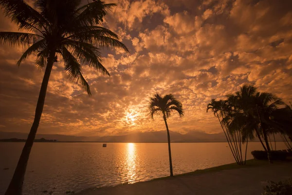 A paisagem no lago de Kwan Phayao na Tailândia — Fotografia de Stock