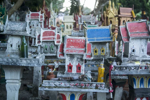 As casas espíritas em um passo no caminho na Tailândia — Fotografia de Stock