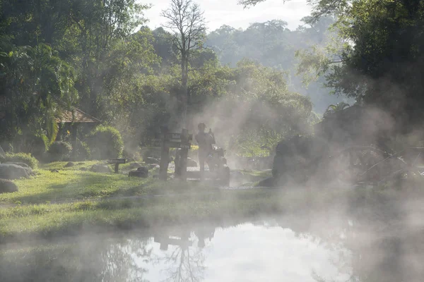 De varma källorna i nationalpark av Chae Son i Thailand — Stockfoto