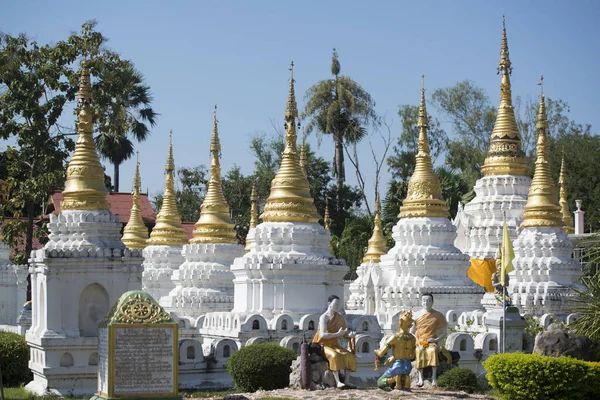 El Wat chedi sao lang cerca de la ciudad de Lampang en Tailandia —  Fotos de Stock
