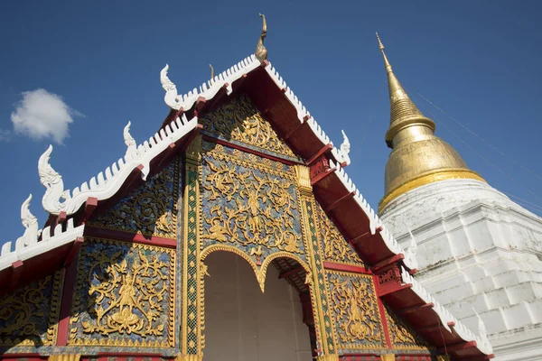 O wat templo de Phrakaewdontao na Tailândia — Fotografia de Stock