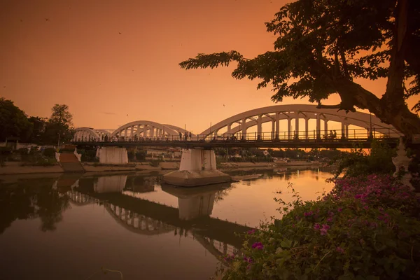 Le pont Ratsadapisek à la rivière Wang en Thaïlande — Photo