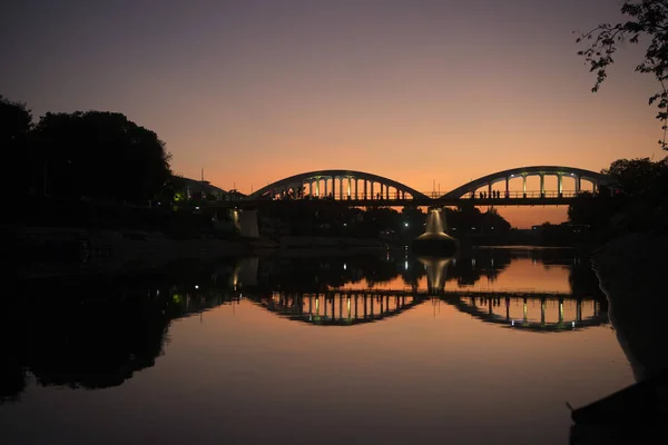 Il ponte Ratsadapisek sul fiume Wang in Thailandia — Foto Stock