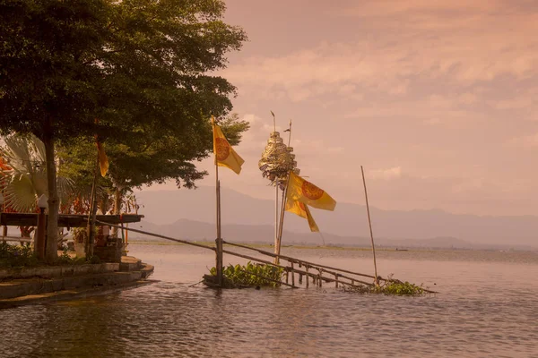 La Isla del Templo o wat Tiloke Aram Island en Tailandia — Foto de Stock