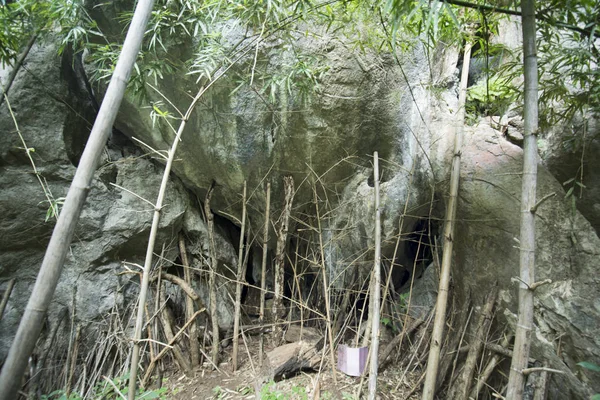 Тайский дух дрова на скалах — стоковое фото