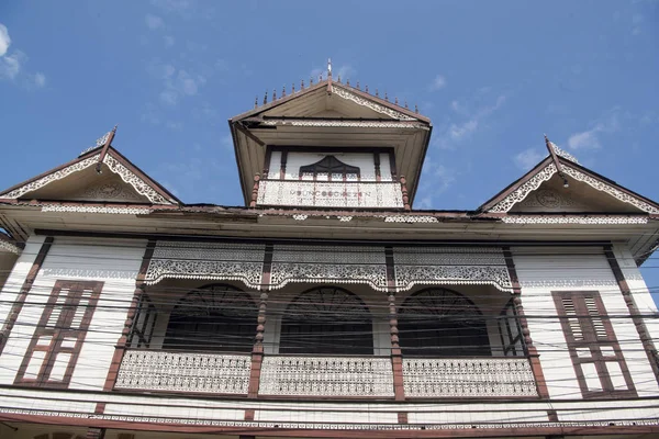 La antigua casa de madera Mong Ngoauy Sin Building en Tailandia — Foto de Stock