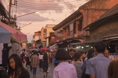 Walking street ve nightmarket şehir Lampang Tayland içinde
