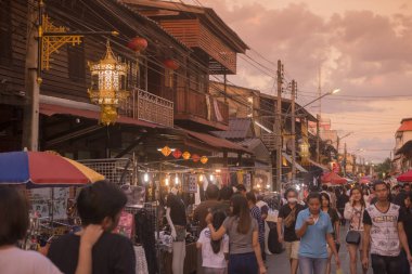 Walking street ve nightmarket şehir Lampang Tayland içinde