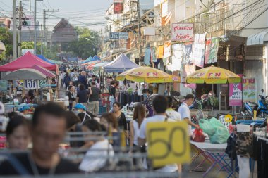 Walking street ve nightmarket şehir Lampang Tayland içinde