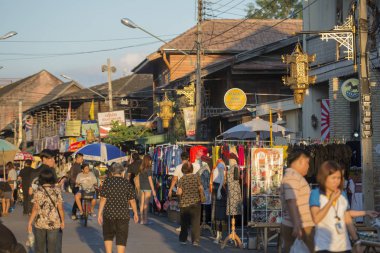 Walking street ve nightmarket şehir Lampang Tayland içinde