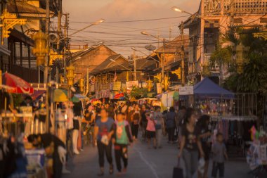 Walking street ve nightmarket şehir Lampang Tayland içinde