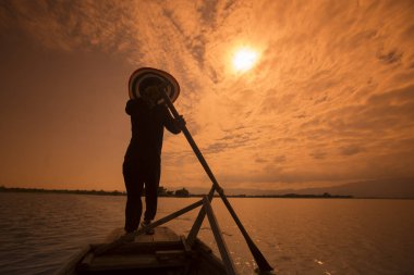 wat Tiloke Aram ada giderken rowingboat