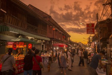 Walking street ve nightmarket şehir Lampang Tayland içinde