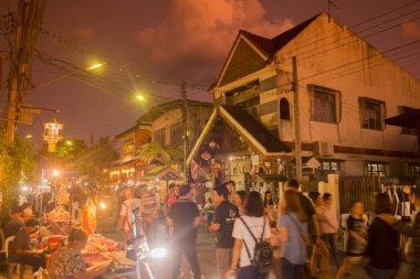 Walking street ve nightmarket şehir Lampang Tayland içinde