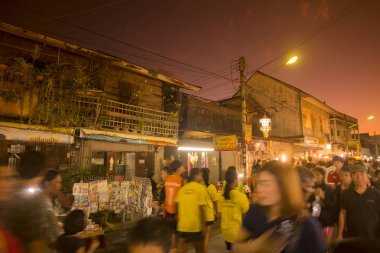 Walking street ve nightmarket şehir Lampang Tayland içinde