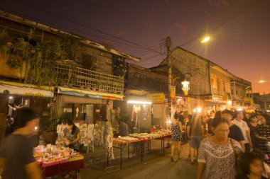 Walking street ve nightmarket şehir Lampang Tayland içinde