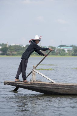 wat Tiloke Aram ada giderken rowingboat