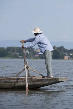 wat Tiloke Aram ada giderken rowingboat