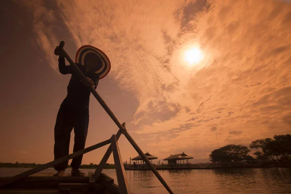 A rowingboat on the way to the wat Tiloke Aram Island — Stock Photo, Image