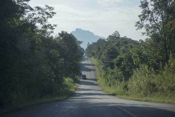 Vägen nära till nationalpark av Chae Son i Thailand — Stockfoto