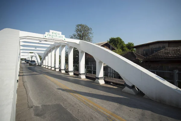 The Ratsadapisek bridge at the Wang river in Thailand — Stock Photo, Image