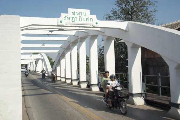 The Ratsadapisek bridge at the Wang river in Thailand — Stock Photo, Image