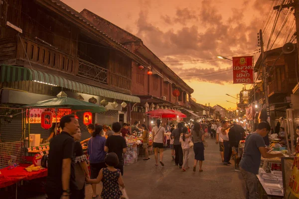 La rue piétonne et le marché de nuit dans la ville de Lampang en Thaïlande — Photo