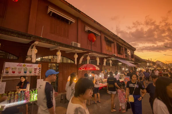 A rua de passeio e o mercado noturno na cidade de Lampang na Tailândia — Fotografia de Stock