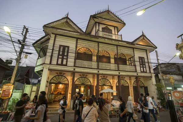 O velho woodhouse Mong Ngoauy Sin Building na Tailândia — Fotografia de Stock