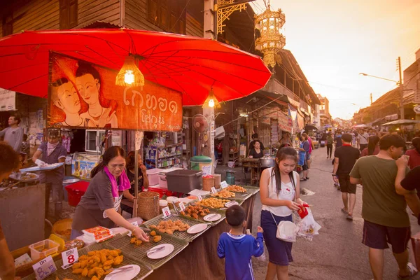 The Walking street and nightmarket in city of Lampang in Thailand — Stock Photo, Image