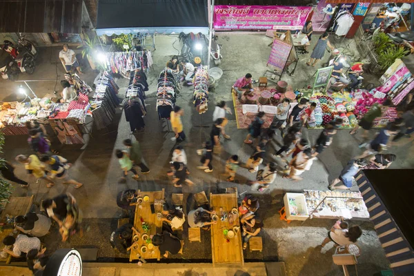 La rue piétonne et le marché de nuit dans la ville de Lampang en Thaïlande — Photo