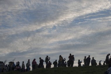 İnsanlar uçurumun tepesinde tadını çıkarın.