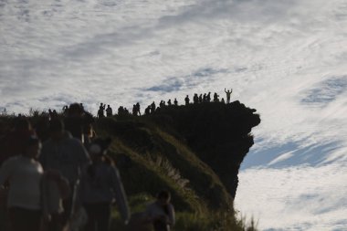 İnsanlar uçurumun tepesinde tadını çıkarın.
