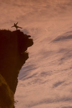 Adam uçurumun tepesinde zevk