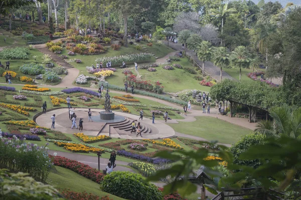 Människor i Mae Fah Luang garden — Stockfoto