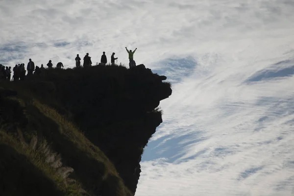 Menschen an der Spitze der Klippe — Stockfoto