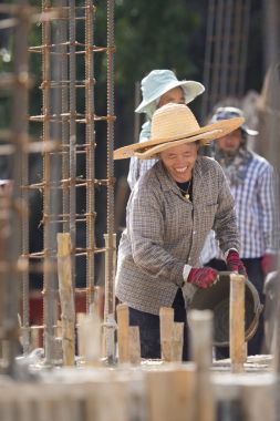 Kadınlar bir ev yapımı