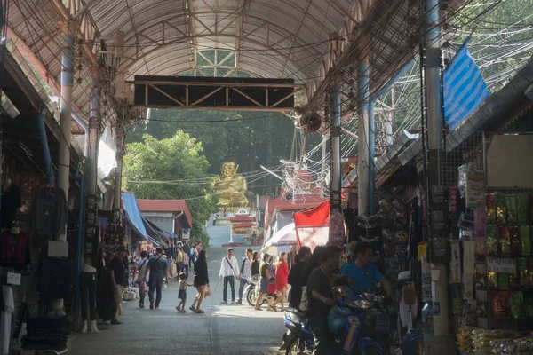 La calle del mercado en la ciudad de Mae Sai — Foto de Stock