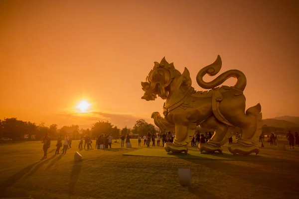 La singha au parc singha au coucher du soleil — Photo
