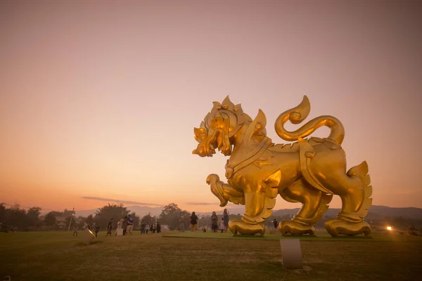 La singha en el parque de singha al atardecer — Foto de Stock