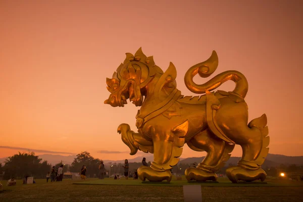 La singha en el parque de singha al atardecer — Foto de Stock